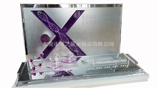 我們在定制亞克力展示架時(shí)，應(yīng)該選擇UV印刷還是絲印呢？